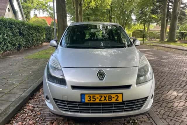 Renault Grand Scénic (2010) thumbnail 4