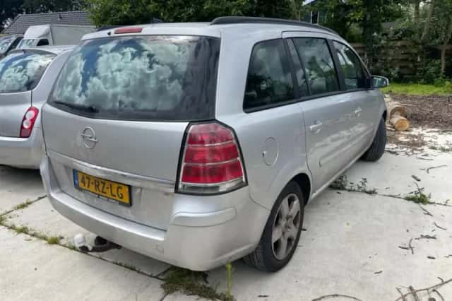 Opel Zafira (2005) thumbnail 3
