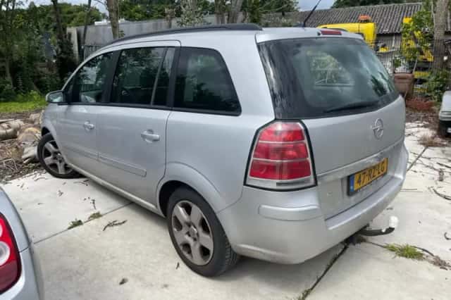 Opel Zafira (2005) thumbnail 4