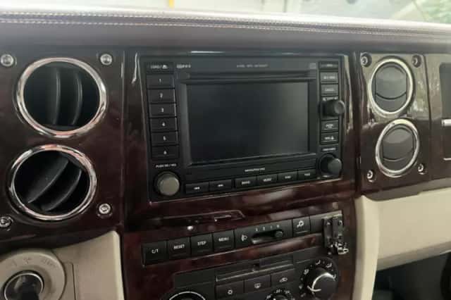 Jeep Commander (2008) thumbnail 4