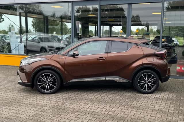 Toyota C-HR (2018) thumbnail 2