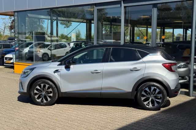 Renault Captur (2023) thumbnail 2