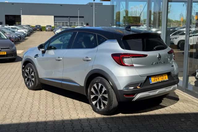 Renault Captur (2023) thumbnail 3