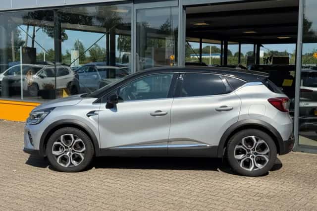 Renault Captur (2022) thumbnail 2