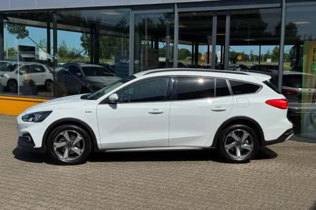 Ford Focus (2021) thumbnail 2