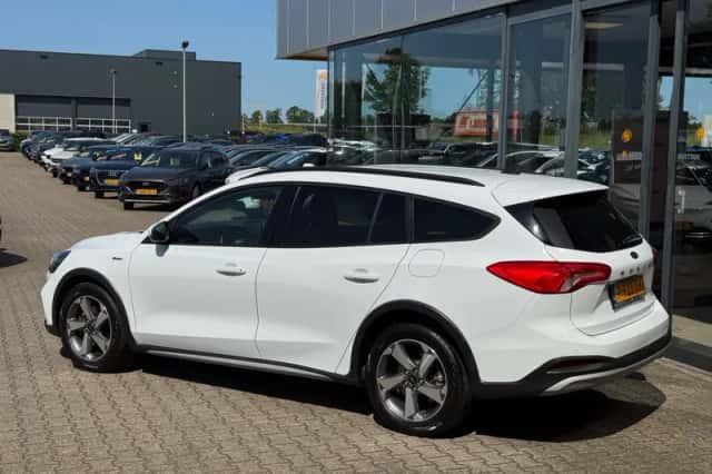 Ford Focus (2021) thumbnail 3