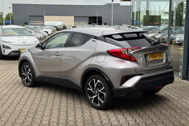 Toyota C-HR (2019) thumbnail 3