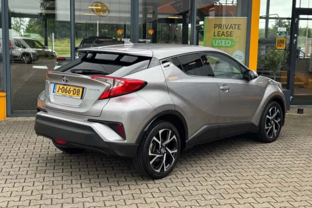 Toyota C-HR (2019) thumbnail 4