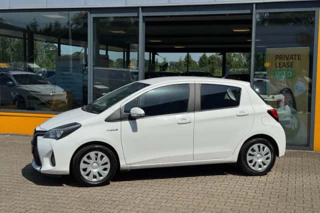 Toyota Yaris (2017) thumbnail 2