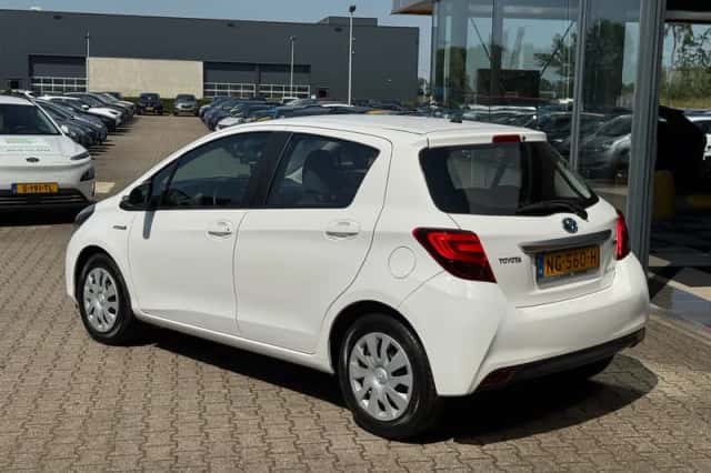 Toyota Yaris (2017) thumbnail 3