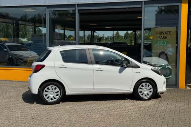 Toyota Yaris (2017) thumbnail 5