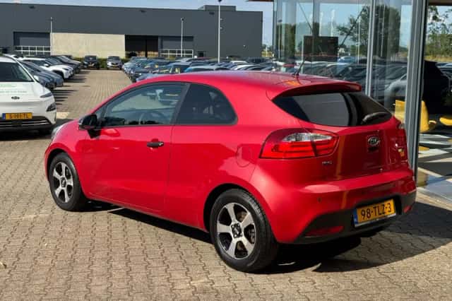 Kia Rio (2012) thumbnail 3