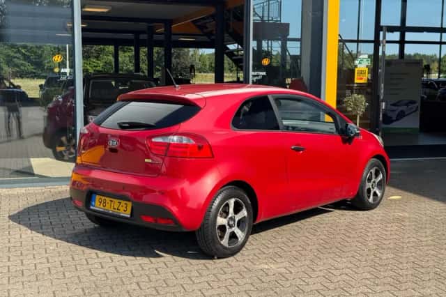 Kia Rio (2012) thumbnail 4