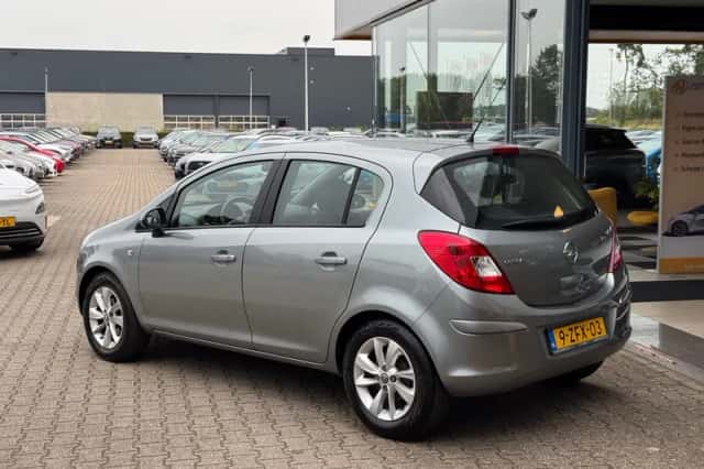 Opel Corsa (2014) thumbnail 3