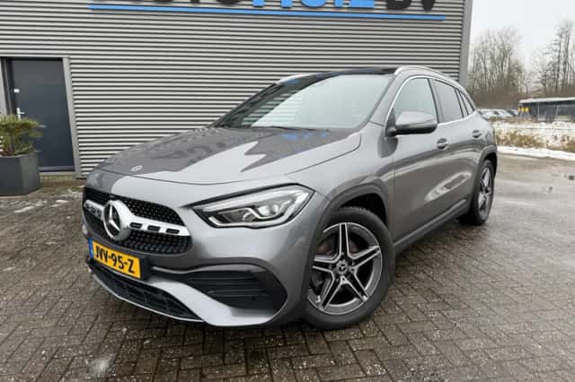 Mercedes-Benz GLA (2022) thumbnail 2