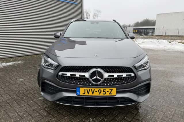 Mercedes-Benz GLA (2022) thumbnail 3