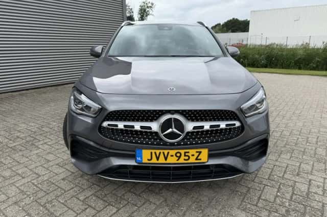 Mercedes-Benz GLA (2022) thumbnail 3