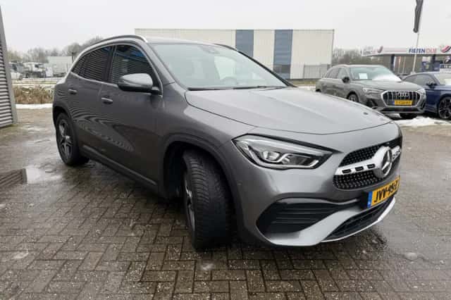 Mercedes-Benz GLA (2022) thumbnail 4