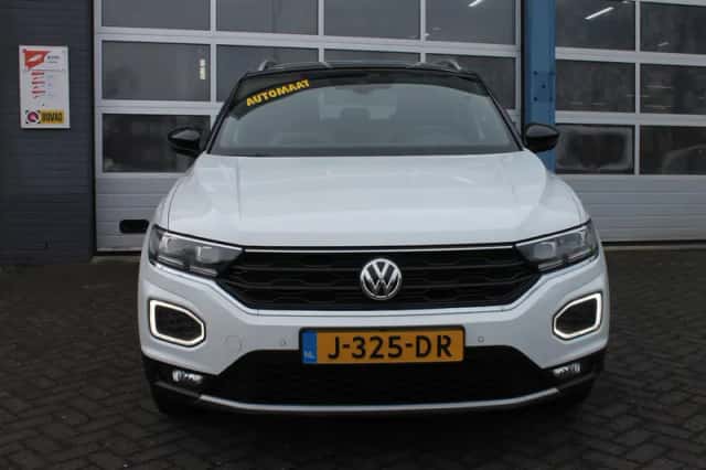 Volkswagen T-Roc (2019) thumbnail 2