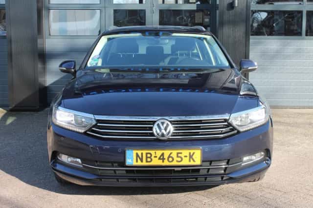 Volkswagen Passat (2017) thumbnail 2