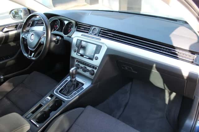 Volkswagen Passat (2017) thumbnail 21
