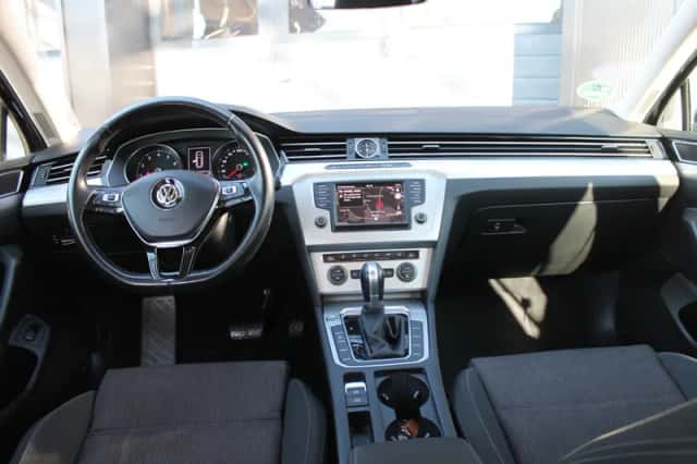 Volkswagen Passat (2017) thumbnail 23