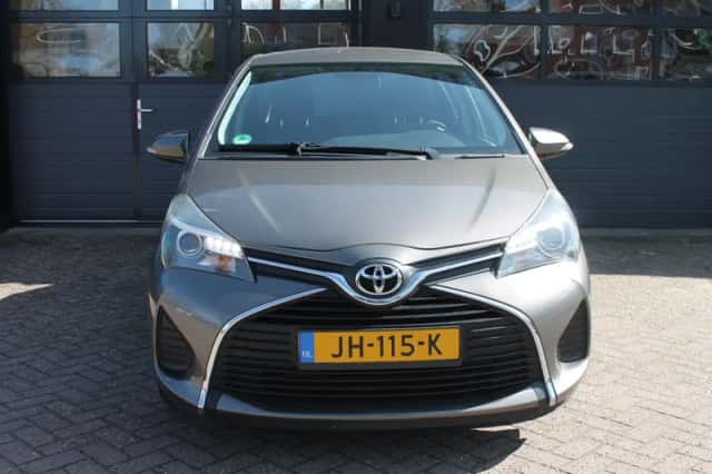 Toyota Yaris (2016) thumbnail 2