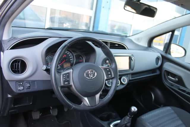 Toyota Yaris (2016) thumbnail 17