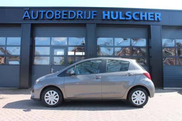 Toyota Yaris (2016) thumbnail 3