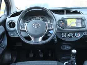 Toyota Yaris (2016) thumbnail 4