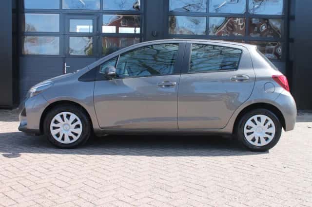 Toyota Yaris (2016) thumbnail 5