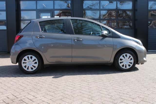 Toyota Yaris (2016) thumbnail 9