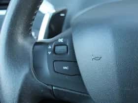 Peugeot 2008 (2016) thumbnail 26