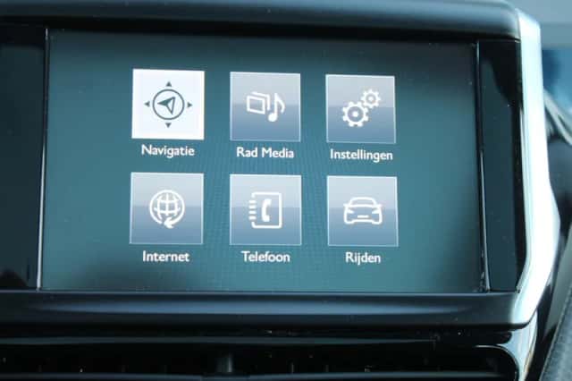 Peugeot 2008 (2016) thumbnail 32