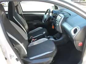 Toyota Aygo (2015) thumbnail 18