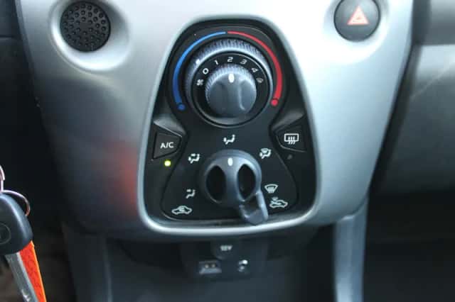 Toyota Aygo (2015) thumbnail 28