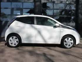 Toyota Aygo (2015) thumbnail 8
