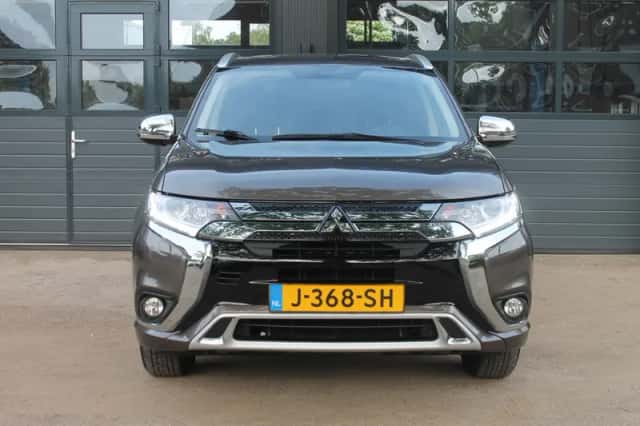 Mitsubishi Outlander (2020) thumbnail 2