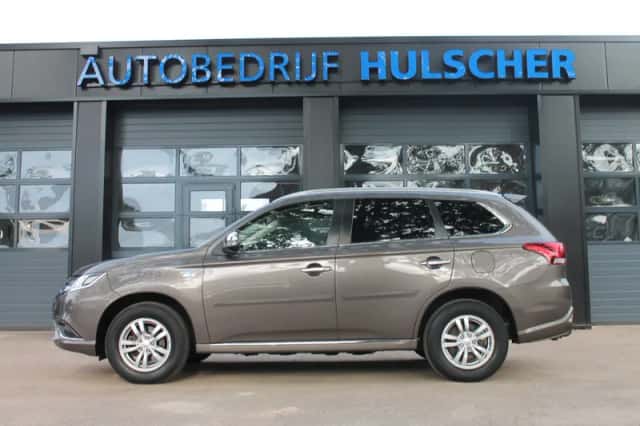 Mitsubishi Outlander (2020) thumbnail 3