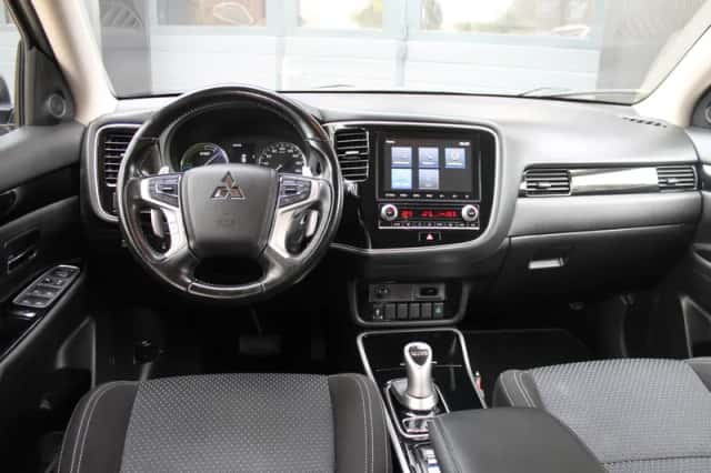 Mitsubishi Outlander (2020) thumbnail 4