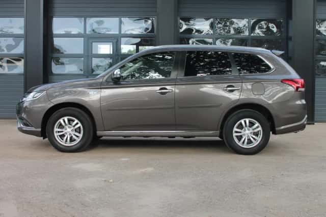 Mitsubishi Outlander (2020) thumbnail 5