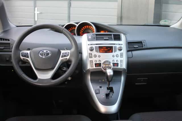 Toyota VERSO (2011) thumbnail 4