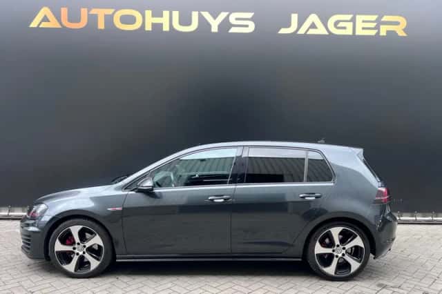 Volkswagen Golf (2016) thumbnail 3