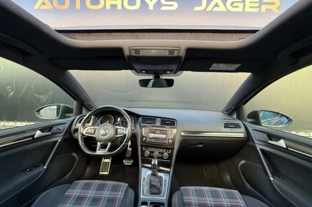 Volkswagen Golf (2016) thumbnail 4