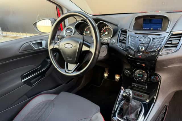 Ford Fiesta (2015) thumbnail 4