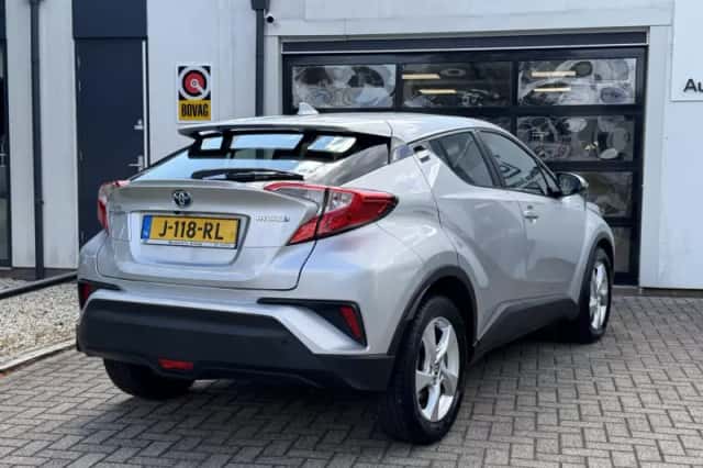 Toyota C-HR (2018) thumbnail 2