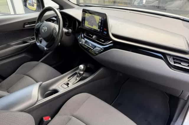 Toyota C-HR (2018) thumbnail 3