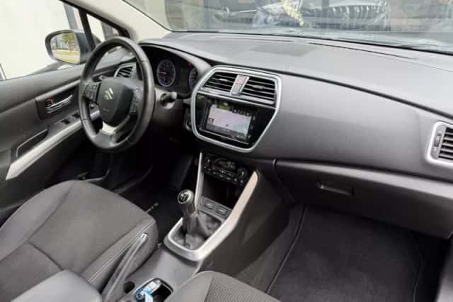 Suzuki S-Cross (2017) thumbnail 3