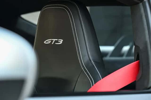 Porsche 911 (2022) thumbnail 3
