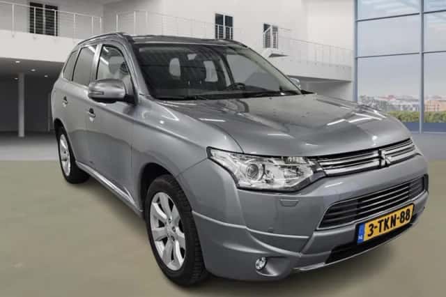 Mitsubishi Outlander (2014) thumbnail 3
